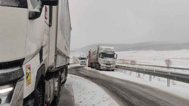 Kar şiddetini artırdı, Ardahan'da tırlar yollarda kaldı
