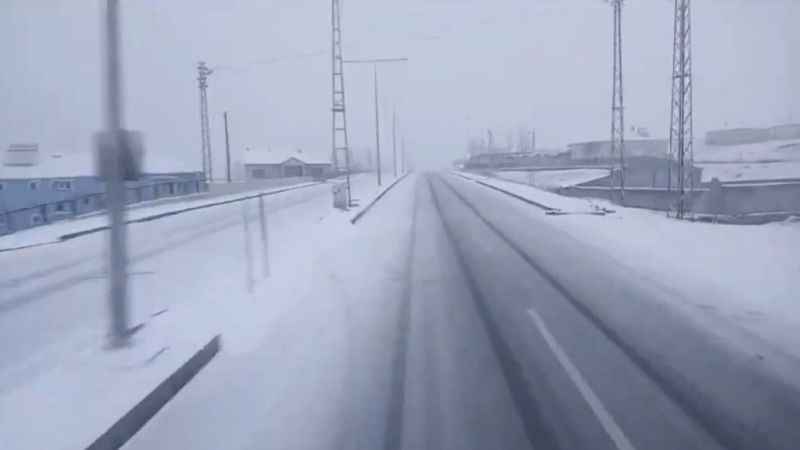 Tendürek Geçidi kar yağışı sebebiyle ulaşıma kapandı