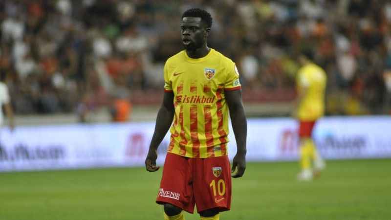 Kayserispor'da Olivier Kemen, sözleşmesini feshetti. Kayserispor'da Olivier Kemen, sözleşmesini feshetti.