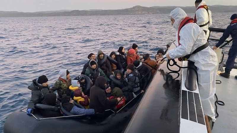 Ayvalık'ta üç ayrı operasyonda 128 kaçak göçmen yakalandı Ayvalık'ta üç ayrı operasyonda 128 kaçak göçmen yakalandı
