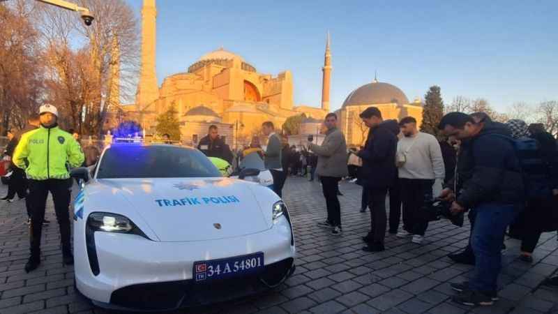 Lüks polis araçlarına vatandaşlardan büyük ilgi Lüks polis araçlarına vatandaşlardan büyük ilgi