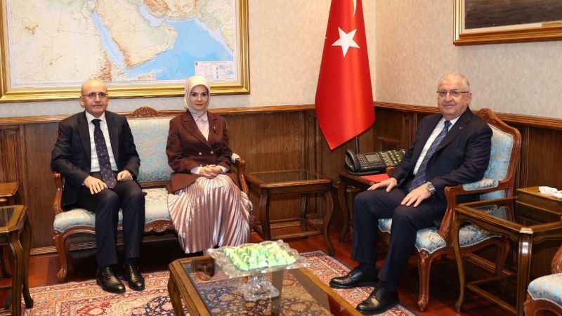 İki bakandan Milli Savunma Bakanı Güler'e taziye ziyareti İki bakandan Milli Savunma Bakanı Güler'e taziye ziyareti