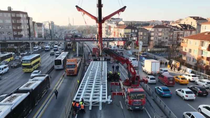 Metrobüs yolundaki çalışma trafiği durma noktasına getirdi Metrobüs yolundaki çalışma trafiği durma noktasına getirdi