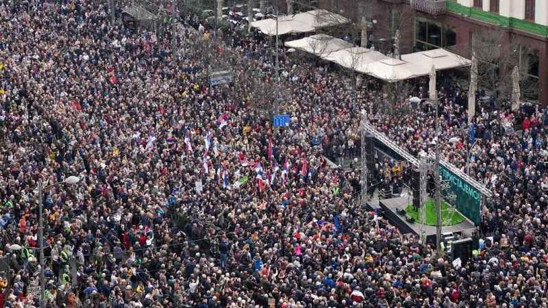 Sırbistan'da 'seçimler yenilensin' protestosu