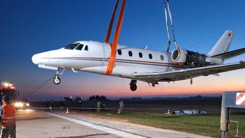Pisten çıkan özel jet 9 saatte kaza yerinden kaldırıldı