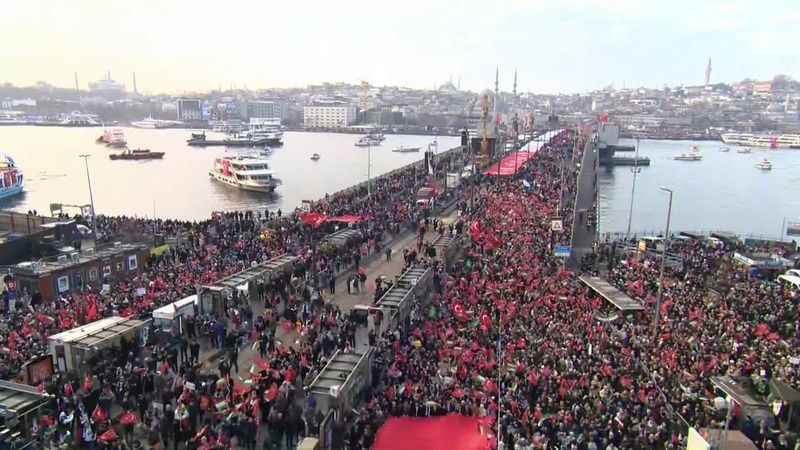 Galata Köprüsü'nde Filistin'e destek yürüyüşü Galata Köprüsü'nde Filistin'e destek yürüyüşü