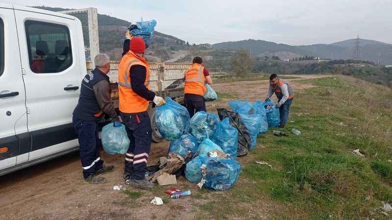 Hayvanseverler Körfez'de temizlik yaptı