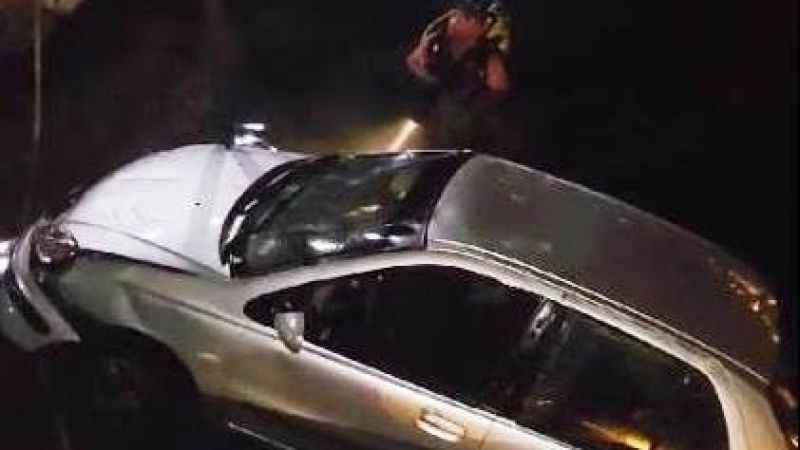 Vitesleri karıştıran öğretmen otomobiliyle denize uçtu Vitesleri karıştıran öğretmen otomobiliyle denize uçtu