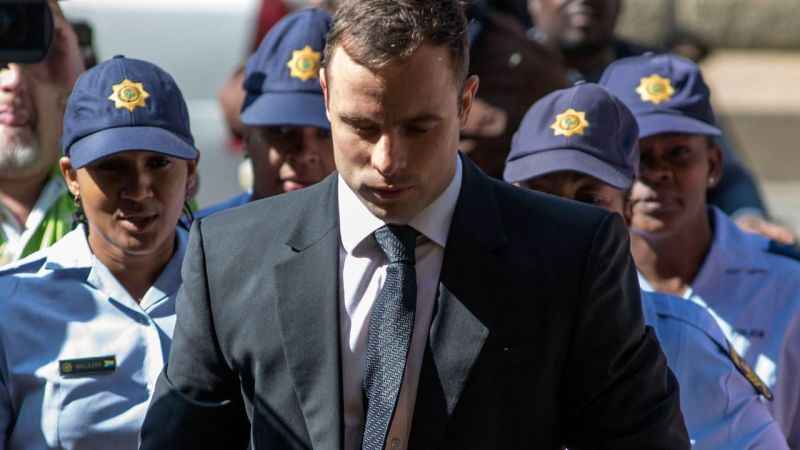 Sevgililer Gününde sevgilisini öldüren ünlü atlet Oscar Pistorius tahliye edildi