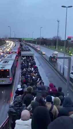 Altunizade'de metrobüs arızası Altunizade'de metrobüs arızası
