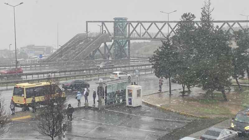 İstanbul’da kar yağışı etkisini göstermeye başladı İstanbul’da kar yağışı etkisini göstermeye başladı