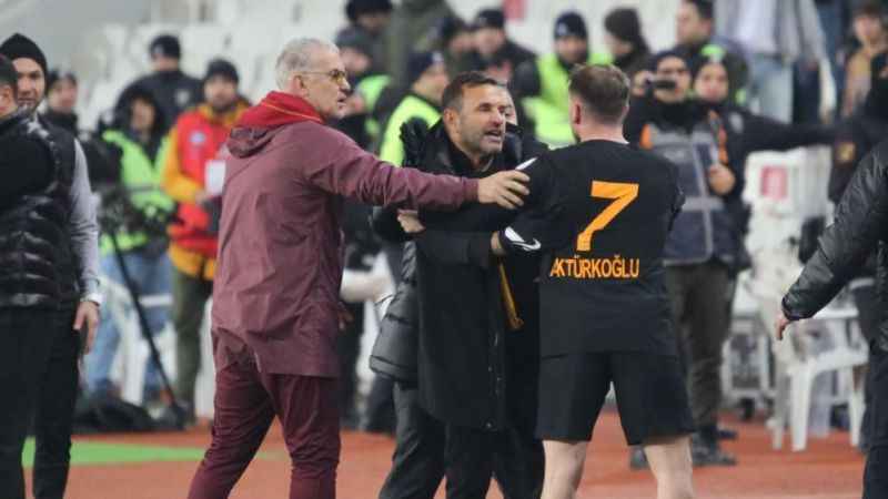 Kırmızı kart gören Kerem Aktürkoğlu'nu Okan Buruk sakinleştirdi Kırmızı kart gören Kerem Aktürkoğlu'nu Okan Buruk sakinleştirdi