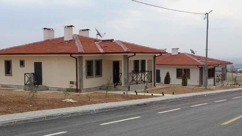 Köy evleri depremzedelere teslim ediliyor
