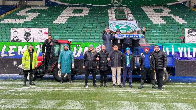 Maç oynansın diye taraftar kar temizliği yaptı Maç oynansın diye taraftar kar temizliği yaptı
