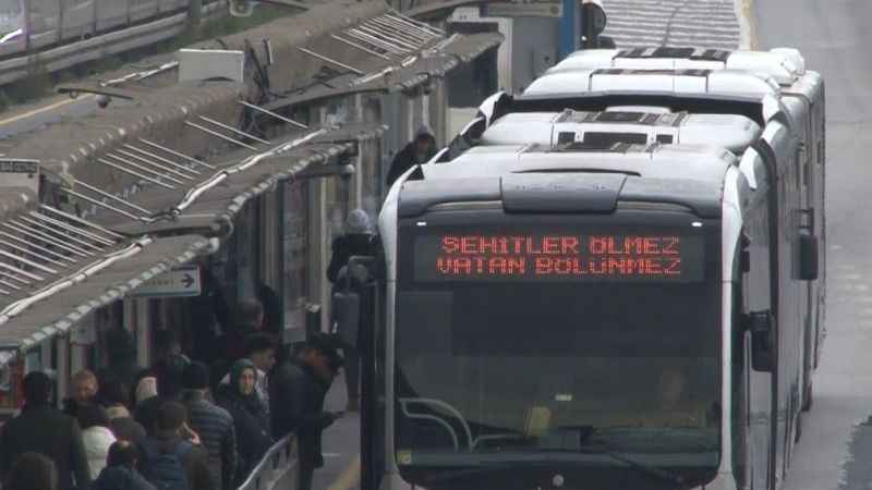 Toplu taşıma araçlarının güzergah tabelasına “Şehitler Ölmez Vatan Bölünmez” yazıldı