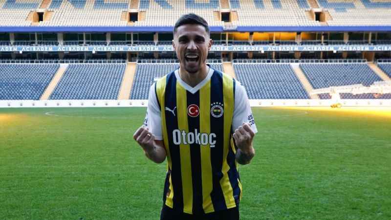 Fenerbahçe, Rade Krunic'i satın alma opsiyonu ile kiralık olarak renklerine bağladı