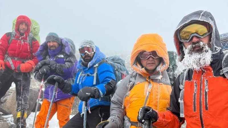 Ağrı Dağı’na tırmanan dağcıların yüzleri buz tuttu