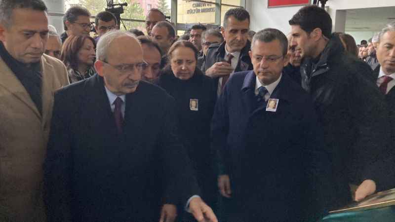 Özel ve Kılıçdaroğlu cenaze töreninde bir araya geldi Özel ve Kılıçdaroğlu cenaze töreninde bir araya geldi