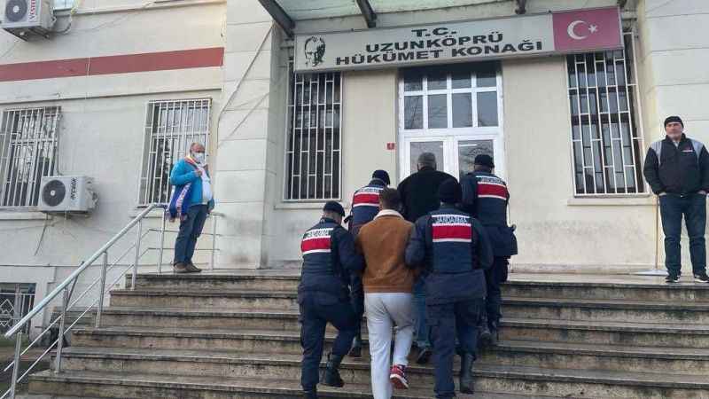 Edirne'de 4 terör örgütü üyesi, yurt dışına kaçmaya çalışırken yakalandı Edirne'de 4 terör örgütü üyesi, yurt dışına kaçmaya çalışırken yakalandı