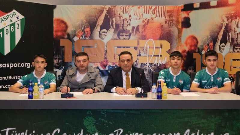 6 futbolcu daha profesyonel oldu