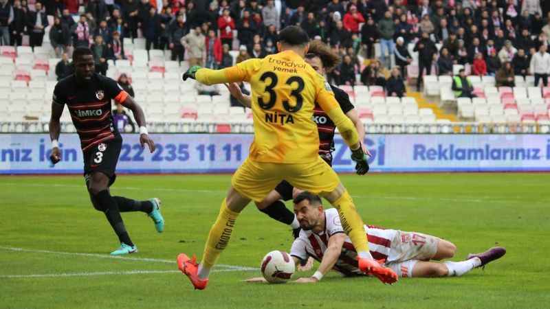 Sivasspor ile Gaziantep golleri ilk yarıda attı: 2-2
