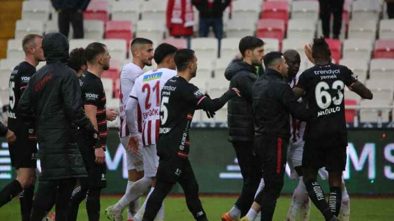 Maç bitti ortalık karıştı Maç bitti ortalık karıştı