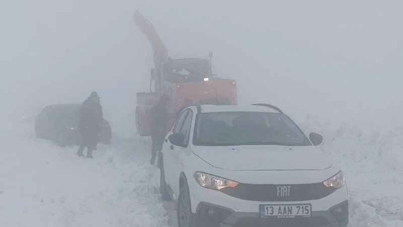Muş'ta 22 araç içerisinde mahsur kalan 69 kişi kurtarıldı