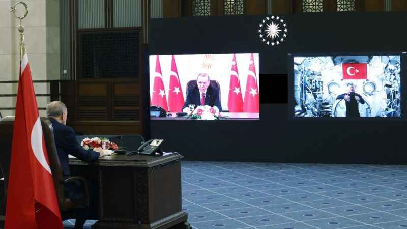 Erdoğan, Uzay İstasyonundaki Gezeravcı ile görüştü