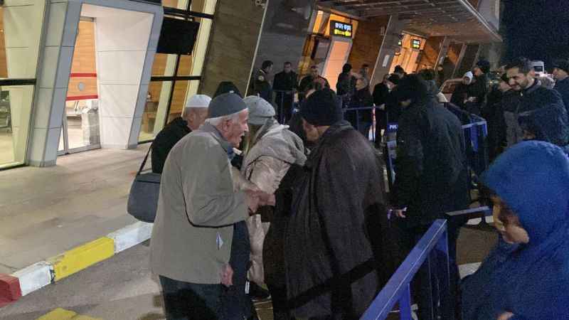 Şüpheli paket Umre kafilesini geri döndürdü