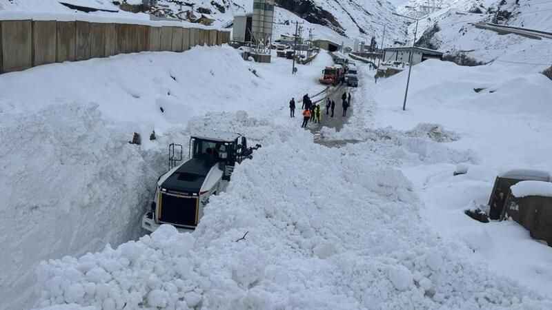 Hakkari-Çukurca Karayoluna düşen çığı anında müdahale Hakkari-Çukurca Karayoluna düşen çığı anında müdahale