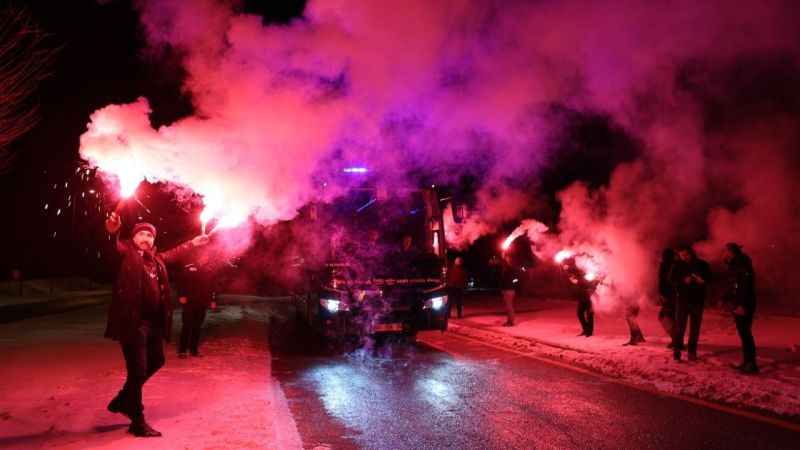 Beşiktaş, Sivas’ta meşalelerle karşılandı Beşiktaş, Sivas’ta meşalelerle karşılandı