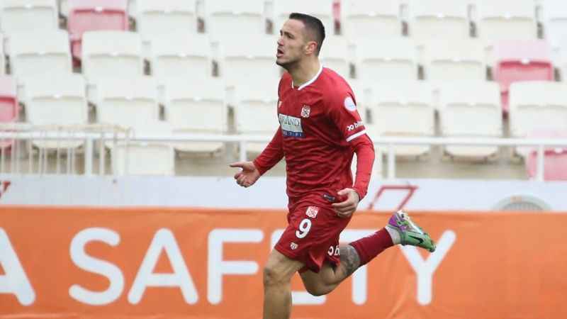 Sivasspor'u Rey Manaj taşıyor! Bu sezonki 15. golünü attı Sivasspor'u Rey Manaj taşıyor! Bu sezonki 15. golünü attı