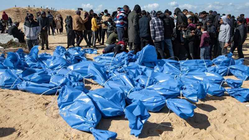 100 Filistinlinin cenazesi toplu mezara defnedildi 100 Filistinlinin cenazesi toplu mezara defnedildi