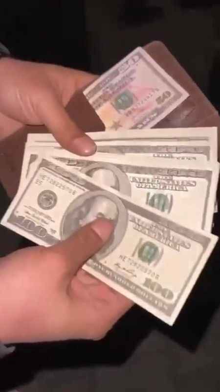 Sahte dolar veren dolandırıcıyı taksiciler yakalayıp ifşa etti