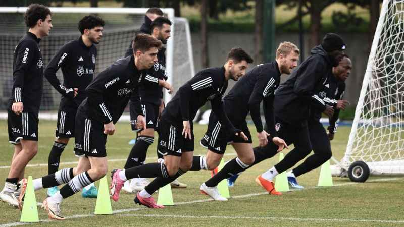 Beşiktaş'ta, Ernest Muçi ve Al-Musrati ilk antrenmanına çıktı Beşiktaş'ta, Ernest Muçi ve Al-Musrati ilk antrenmanına çıktı
