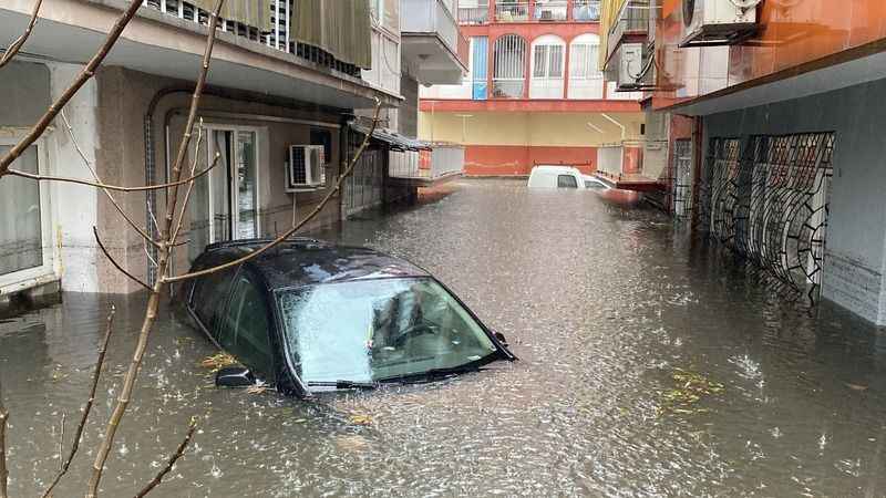 Turuncu kod uyarısının verildiği Antalya felakete uyandı