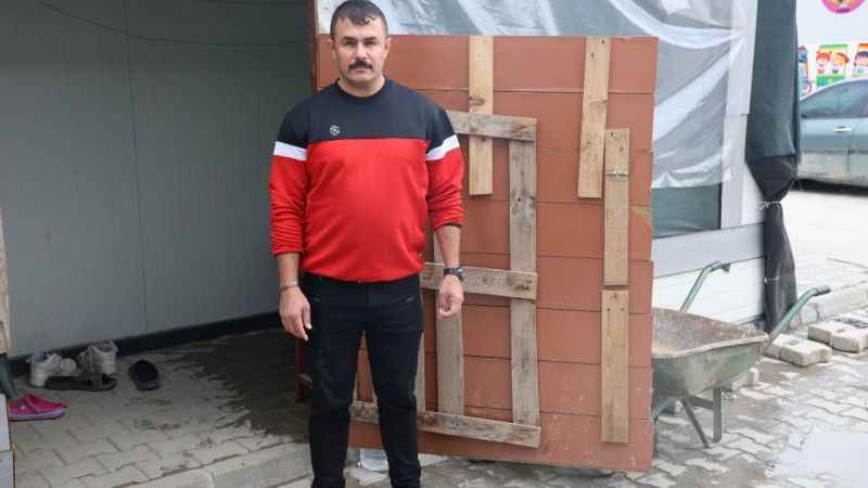 Kayıtlara ölü olarak geçen depremzede, bankayı yaşadığına inandıramıyor