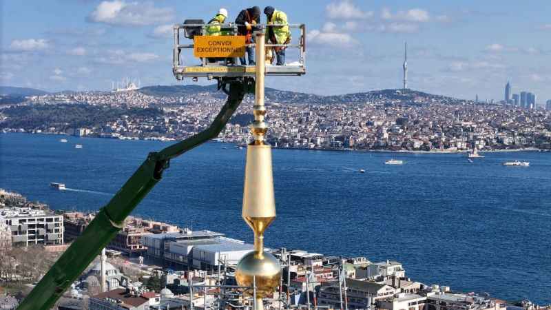 Galata Kulesi'nin alemi takıldı Galata Kulesi'nin alemi takıldı