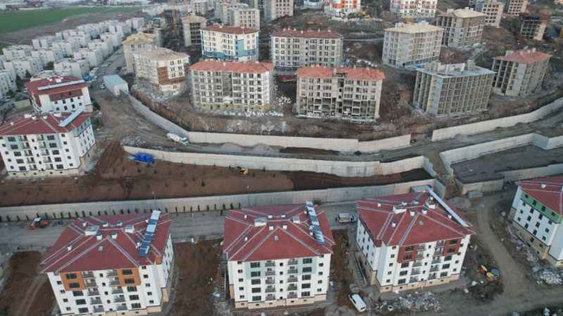 Deprem konutlarında anahtar teslimatları başladı