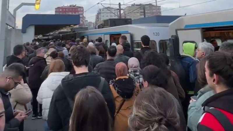 İstanbul'da metro bozuldu, vatandaşlar yolda kaldı