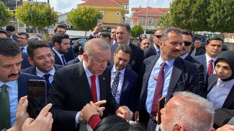 Cumhurbaşkanı Erdoğan'a cuma namazında vatandaşlardan sevgi seli Cumhurbaşkanı Erdoğan'a cuma namazında vatandaşlardan sevgi seli
