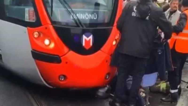 Fatih'te tramvay altında kalan motosiklet sürücüsü hayatını kaybetti Fatih'te tramvay altında kalan motosiklet sürücüsü hayatını kaybetti
