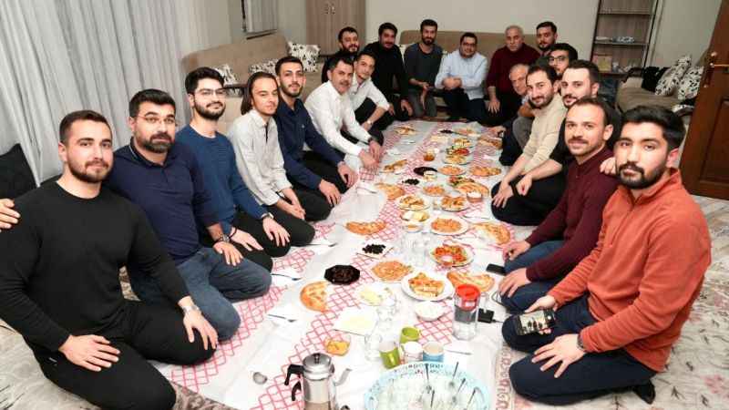 İBB Başkan Adayı Kurum öğrenci evinde sahur yaptı İBB Başkan Adayı Kurum öğrenci evinde sahur yaptı