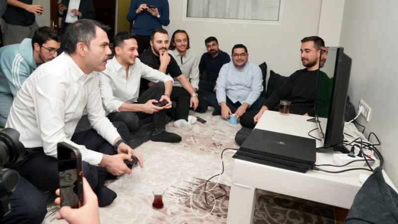 İBB Başkan Adayı Kurum öğrenci evinde sahur yaptı İBB Başkan Adayı Kurum öğrenci evinde sahur yaptı