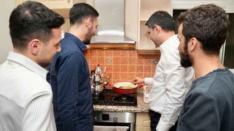 İBB Başkan Adayı Kurum öğrenci evinde sahur yaptı İBB Başkan Adayı Kurum öğrenci evinde sahur yaptı