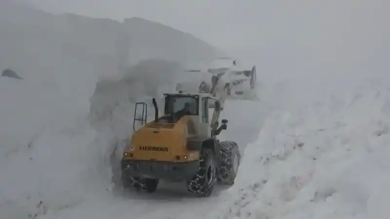 Muş'ta kar kalınlığı 4 metreye ulaştı Muş'ta kar kalınlığı 4 metreye ulaştı