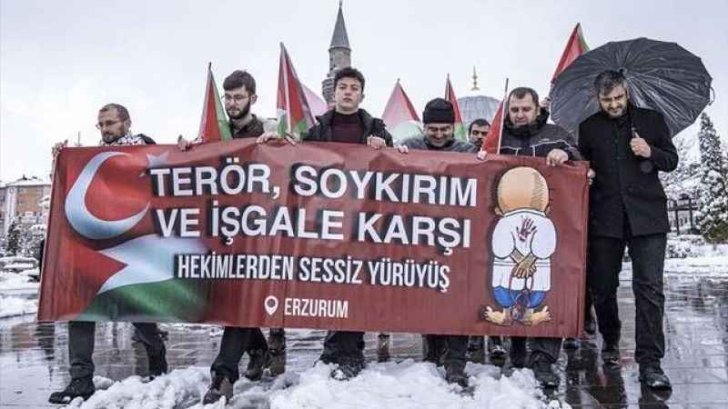 Sağlıkçılar Gazze için sessiz yürüyüşlerini sürdürüyor Sağlıkçılar Gazze için sessiz yürüyüşlerini sürdürüyor