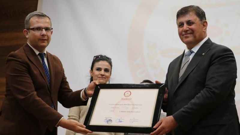 İzmir Büyükşehir Belediye Başkanı Cemil Tugay mazbatasını aldı