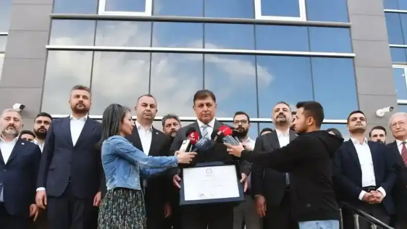 İzmir Büyükşehir Belediye Başkanı Cemil Tugay mazbatasını aldı