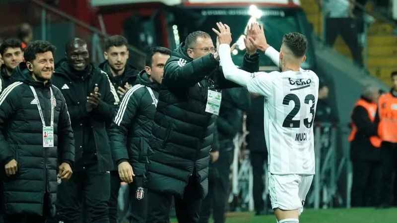 Ernest Muçi 3. golünü attı Ernest Muçi 3. golünü attı